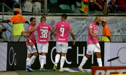 Jogadores do Bahia comemoram com Biel o gol da vitória sobre o Internacional