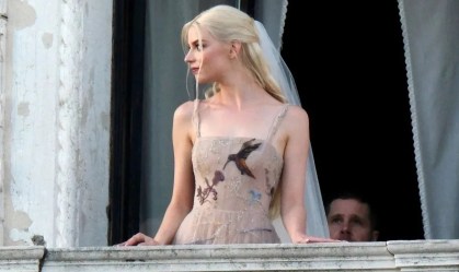 Look da semana: Anya Taylor-Joy surpreende com vestido de noiva não convencional