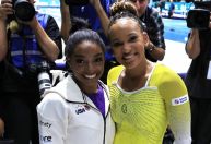 Rebeca Andrade e Simone Biles dançam juntas após Mundial de Ginástica; veja