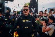 Quem é o bilionário Kamil Bartošek, que fez ‘chover dinheiro’ em país europeu