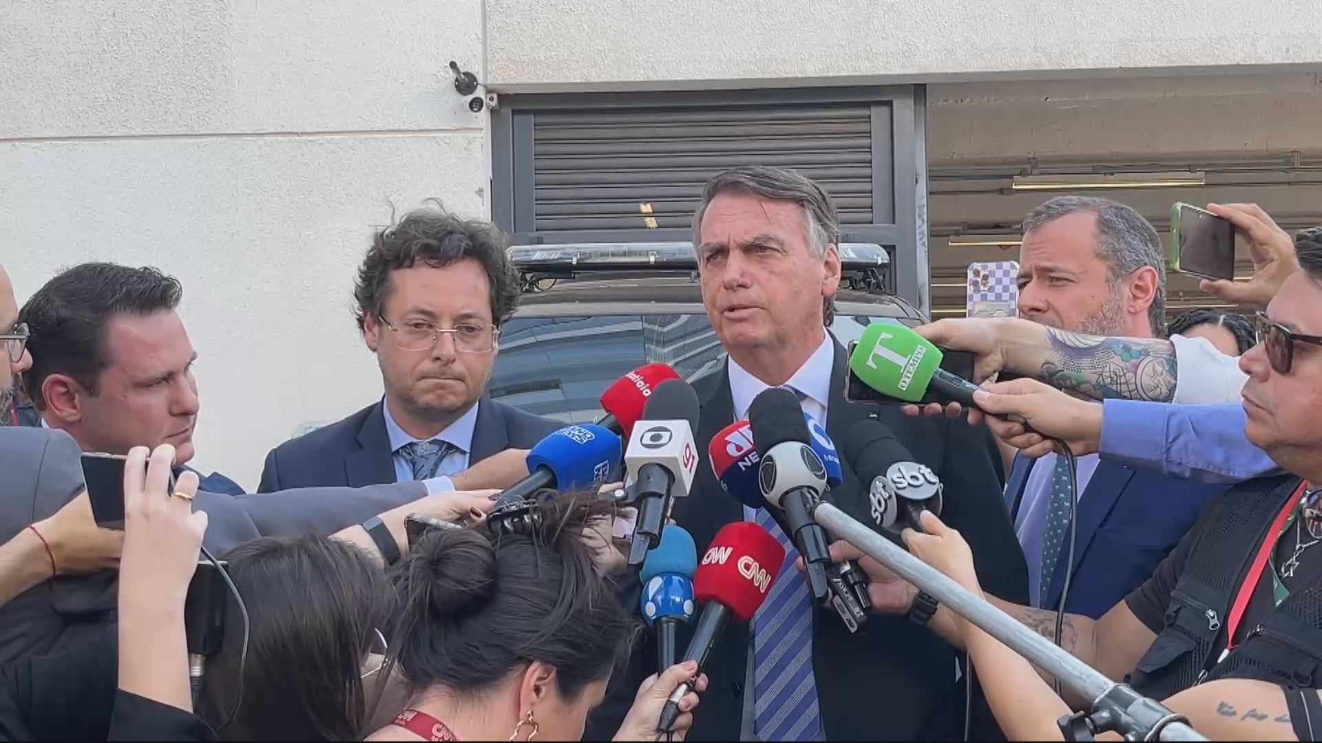 Ex-presidente Jair Bolsonaro (PL) fala a jornalistas antes de depoimento à Polícia Federal (PF), em Brasília