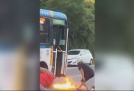 Vídeo mostra homem ateando fogo em ônibus na zona oeste do Rio; assista