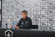 Vaiado e xingado, Lage elogia torcida e explica Tiquinho no banco pelo Botafogo