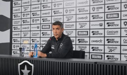 Vaiado e xingado, Lage elogia torcida e explica Tiquinho no banco pelo Botafogo