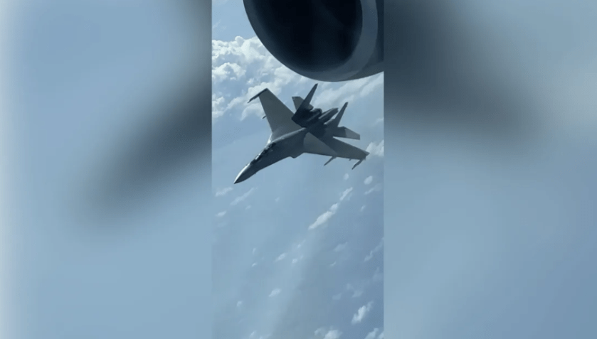 Imagens recentemente divulgadas pelo Pentágono capturam um caça chinês aproximando-se em alta velocidade a uma distância de apenas 15 metros abaixo da asa de uma aeronave dos EUA / Gabinete do Secretário de Assuntos Públicos da Defesa dos EUA