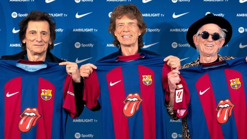 Integrantes dos Rolling Stones com a camisa do Barcelona
