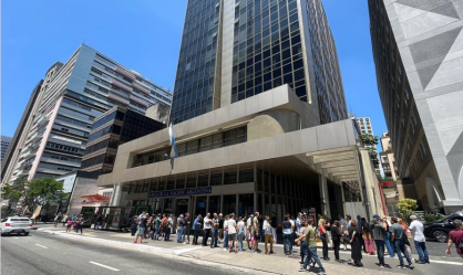 Eleitores argentinos fazem fila para votar no consulado em São Paulo