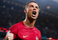 Cristiano Ronaldo brilha, e Portugal vence Eslováquia em jogo agitado
