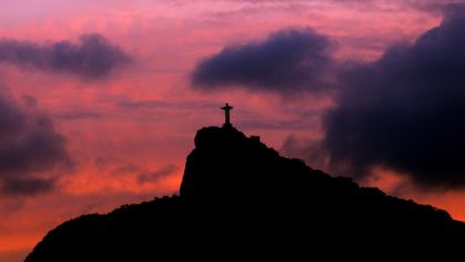 Cristo Redentor no morro do Corcovado, zona sul da capital fluminense, durante o entardecer