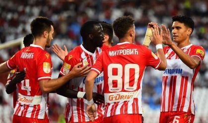 Estrela Vermelha comemora gol pelo Campeonato Sérvio