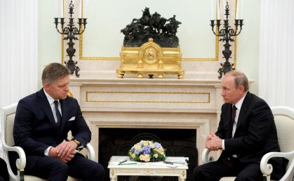 O então primeiro-ministro da Eslováquia, Robert Fico, em reunião com o presidente russo Vladimir Putin, no Kremlin, em agosto de 2016.