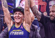 Brasileira Cris Cyborg ganha prêmio milionário após nocaute no MMA