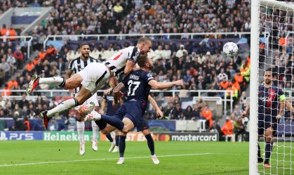 Dan Burn cabeceia para marcar o segundo gol do Newcastle sobre o PSG
