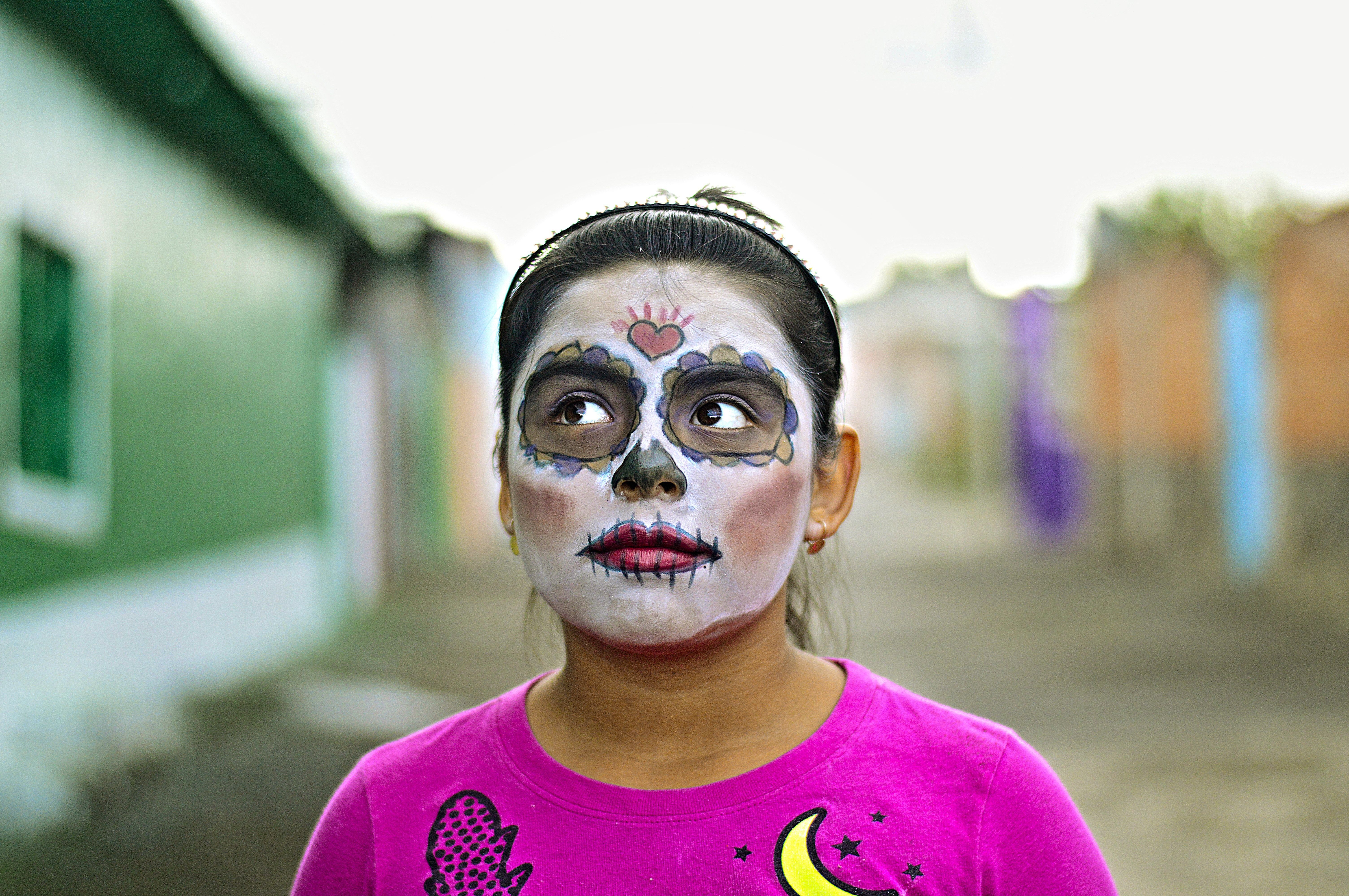 Na tradição mexicana, pessoas se caracterizam e comemoram Dia dos Mortos em uma cerimônia repleta de comidas, bebidas e cores / Foto: Danie Franco/Unsplash