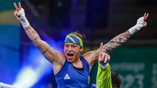 Bia Ferreira comemorando ouro no boxe