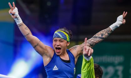 Bia Ferreira comemorando ouro no boxe