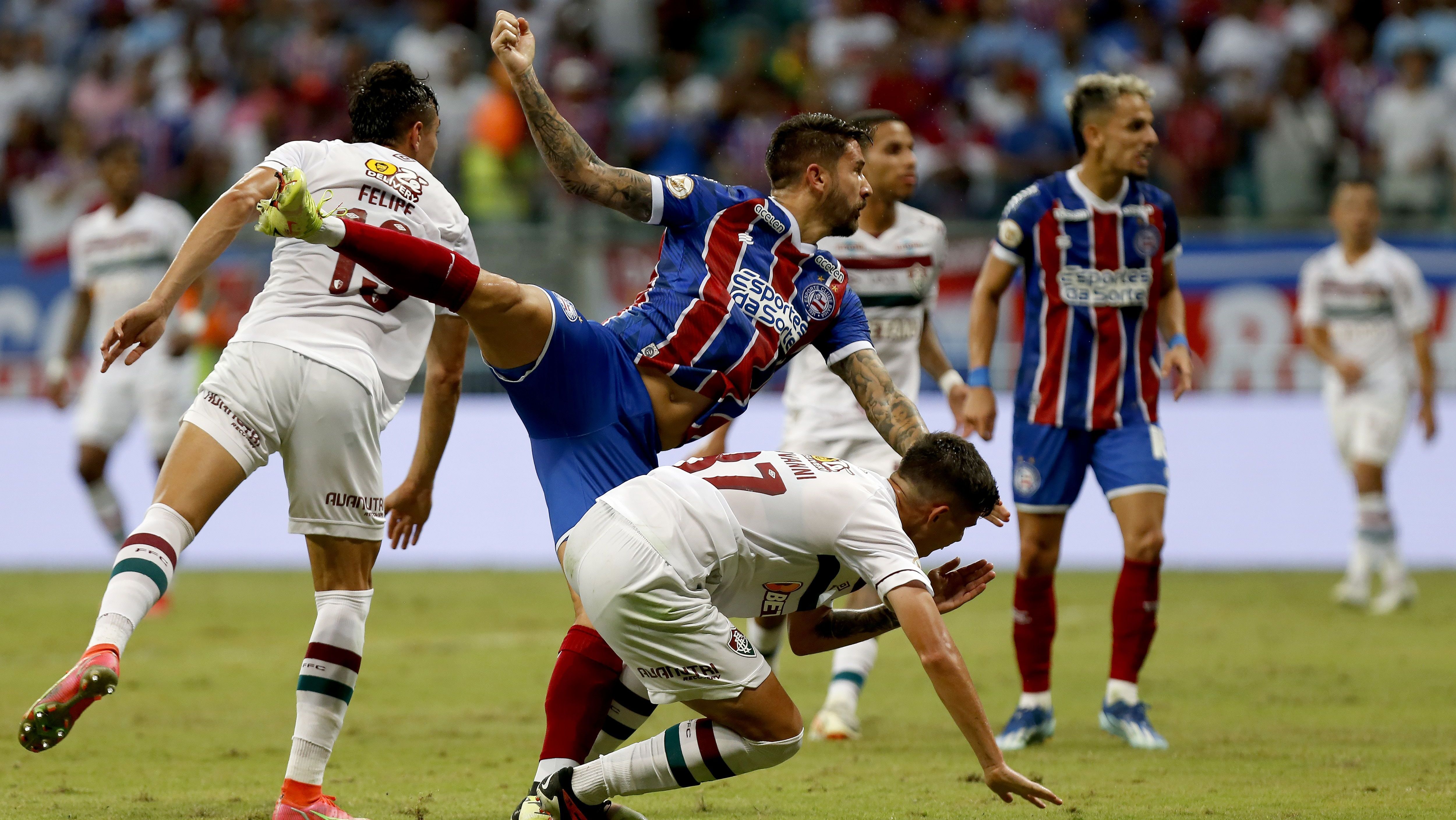 Everaldo supera a defesa do Fluminense para marcar, de cabeça, o gol do Bahia na Arena Fonte Nova