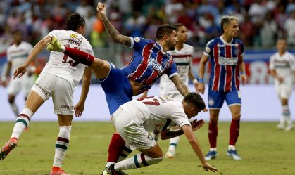 Everaldo supera a defesa do Fluminense para marcar, de cabeça, o gol do Bahia na Arena Fonte Nova