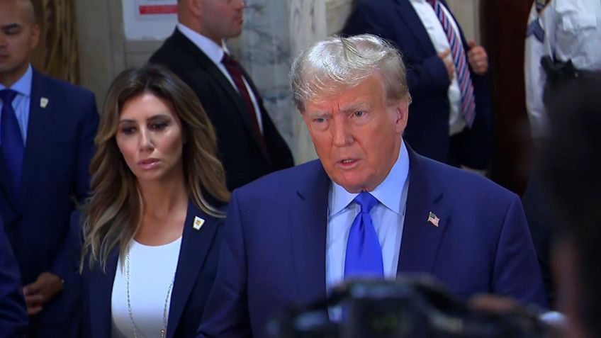O ex-presidente Donald Trump fala à imprensa dentro do tribunal antes de seu julgamento por fraude em Nova York, em 2 de outubro de 2023. / CNN
