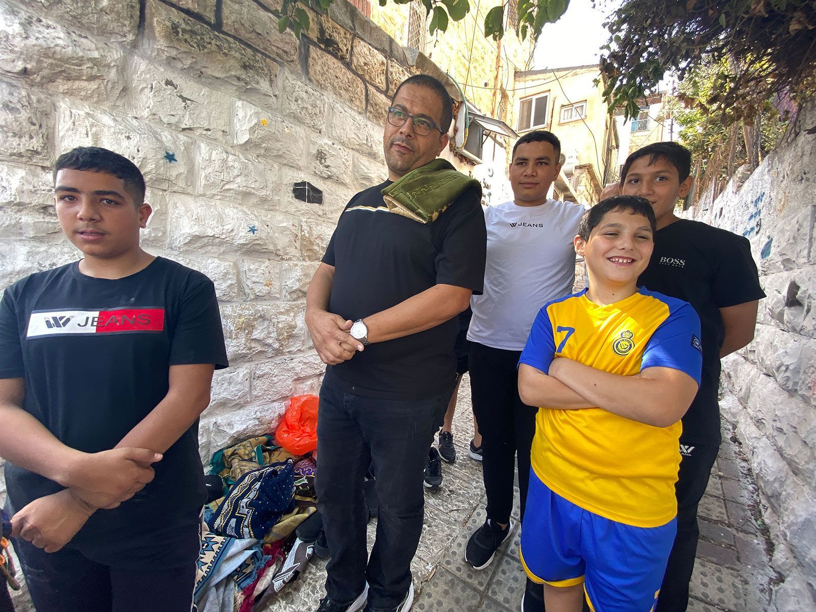 Abbas Dkeidek disse que estava orando na rua na sexta-feira depois de não ter sido autorizado a entrar na mesquita de al-Aqsa. / Ivana Kottasova/CNN