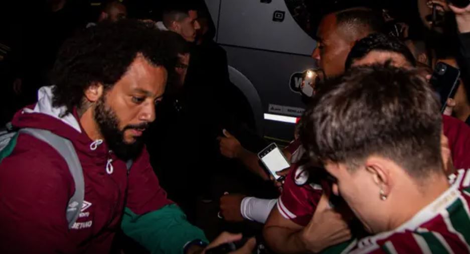 Fluminense foi recebido com festa no desembarque em Porto Alegre