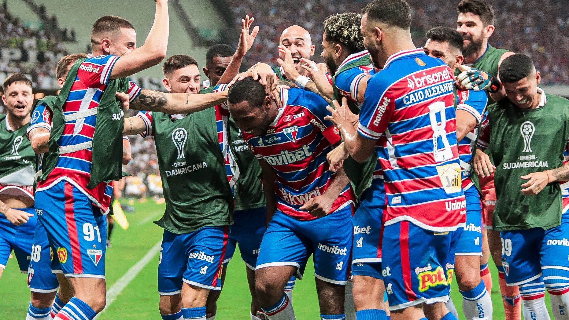 Jogadores do Fortaleza comemoram o gol de Tinga, o segundo do time sobre o Corinthians