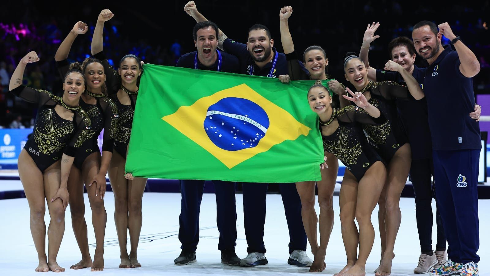 Seleção Brasileira de Ginástica Artística comemora a medalha histórica