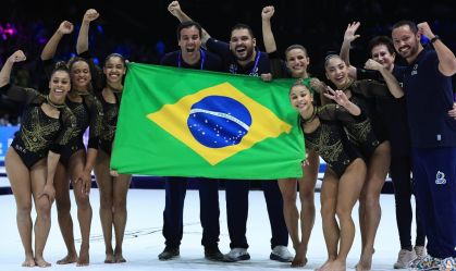 Seleção Brasileira de Ginástica Artística comemora a medalha histórica
