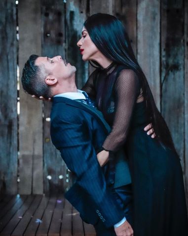 Gio Ewbank e Bruno Gagliasso em clima de "A Família Addams" / Reprodução/Gio Ewbank/Instagram