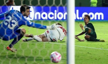 Morelli marcou o segundo gol na vitória do Goiás