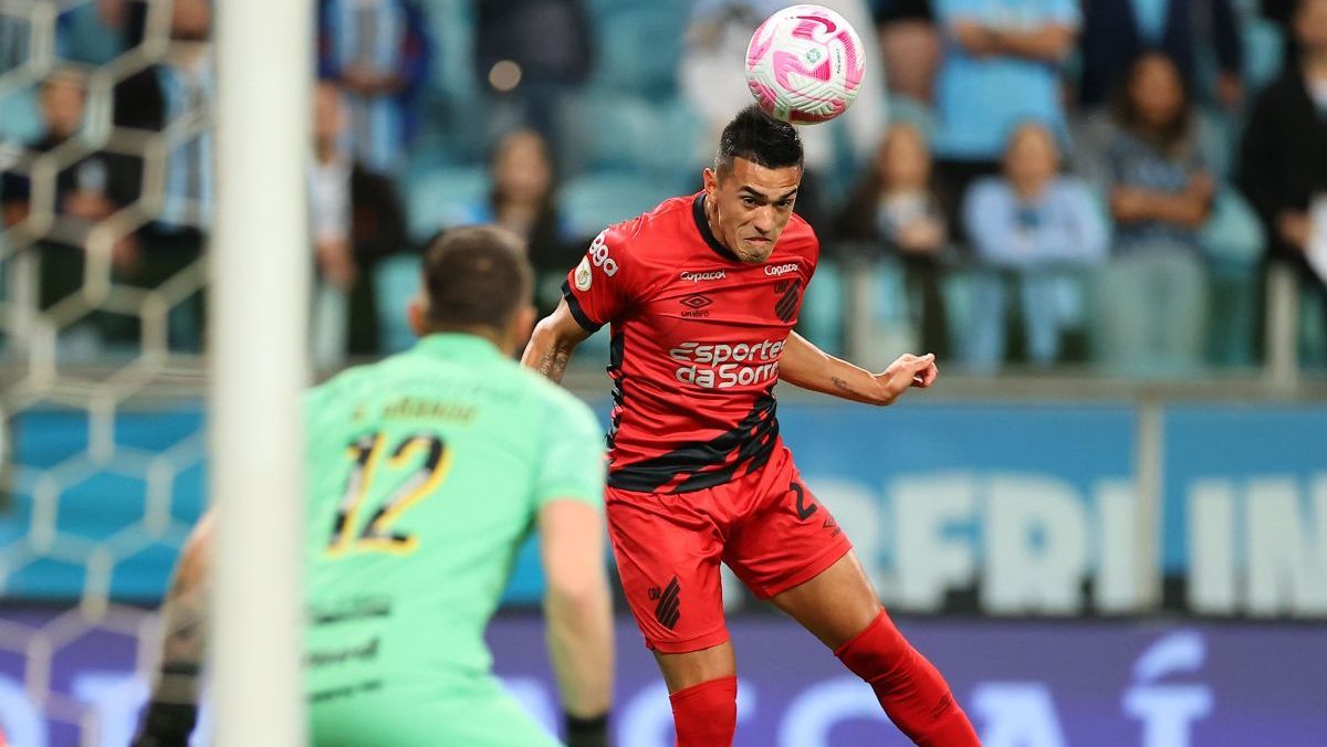 Jogador do Athletico-PR cabeceia em partida contra o Grêmio