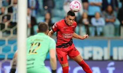 Jogador do Athletico-PR cabeceia em partida contra o Grêmio