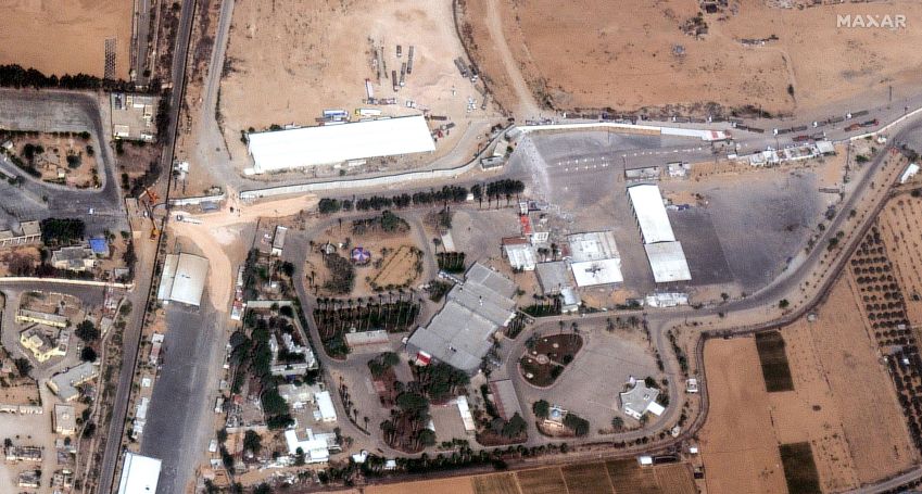 Caminhões voltam para o Egito vindos do lado de Gaza da passagem de Rafah / Crédito: Imagem de satélite ©2023 Maxar Technologies