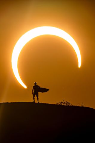 Ítalo Ferreira faz ensaio no eclipse solar que lembra um "anel de fogo" / Marcelo Maragni / Red Bull Content Pool