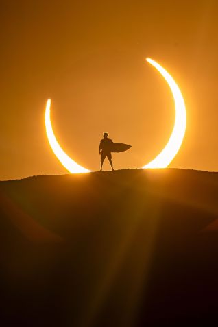 Ítalo Ferreira faz ensaio no eclipse solar que lembra um "anel de fogo" / Marcelo Maragni / Red Bull Content Pool