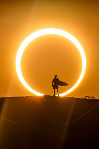 Ítalo Ferreira faz ensaio no eclipse solar que lembra um "anel de fogo" / Marcelo Maragni / Red Bull Content Pool