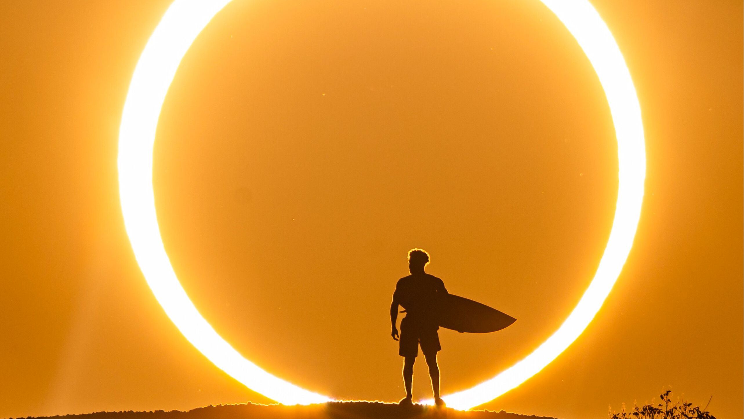 Ítalo Ferreira faz ensaio no eclipse solar que lembra um "anel de fogo"
