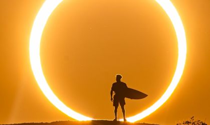 Ítalo Ferreira faz ensaio no eclipse solar que lembra um "anel de fogo"