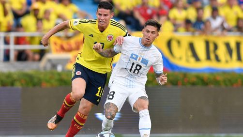 James Rodríguez tenta drible contra Brian Rodríguez em Colômbia 2 x 2 Uruguai