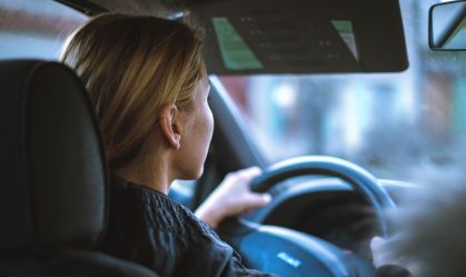 Pela primeira vez, modelo de carro traz lugar específico para acomodar bolsas femininas