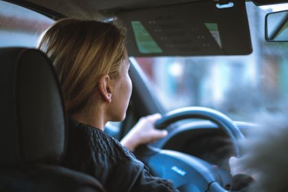 Mulher dirigindo um carro