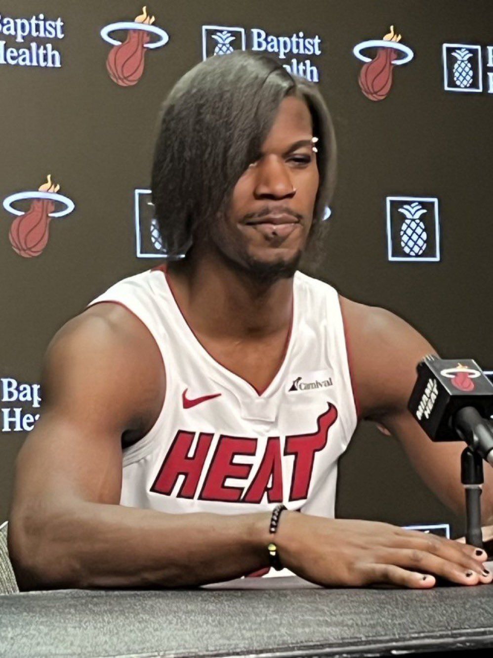 Jimmy Butler com visual 'emo' no Media Day do Miami Heat. Crédito: NBA/reprodução / Jimmy Butler com visual 'emo' no Media Day do Miami Heat. Crédito: NBA/reprodução