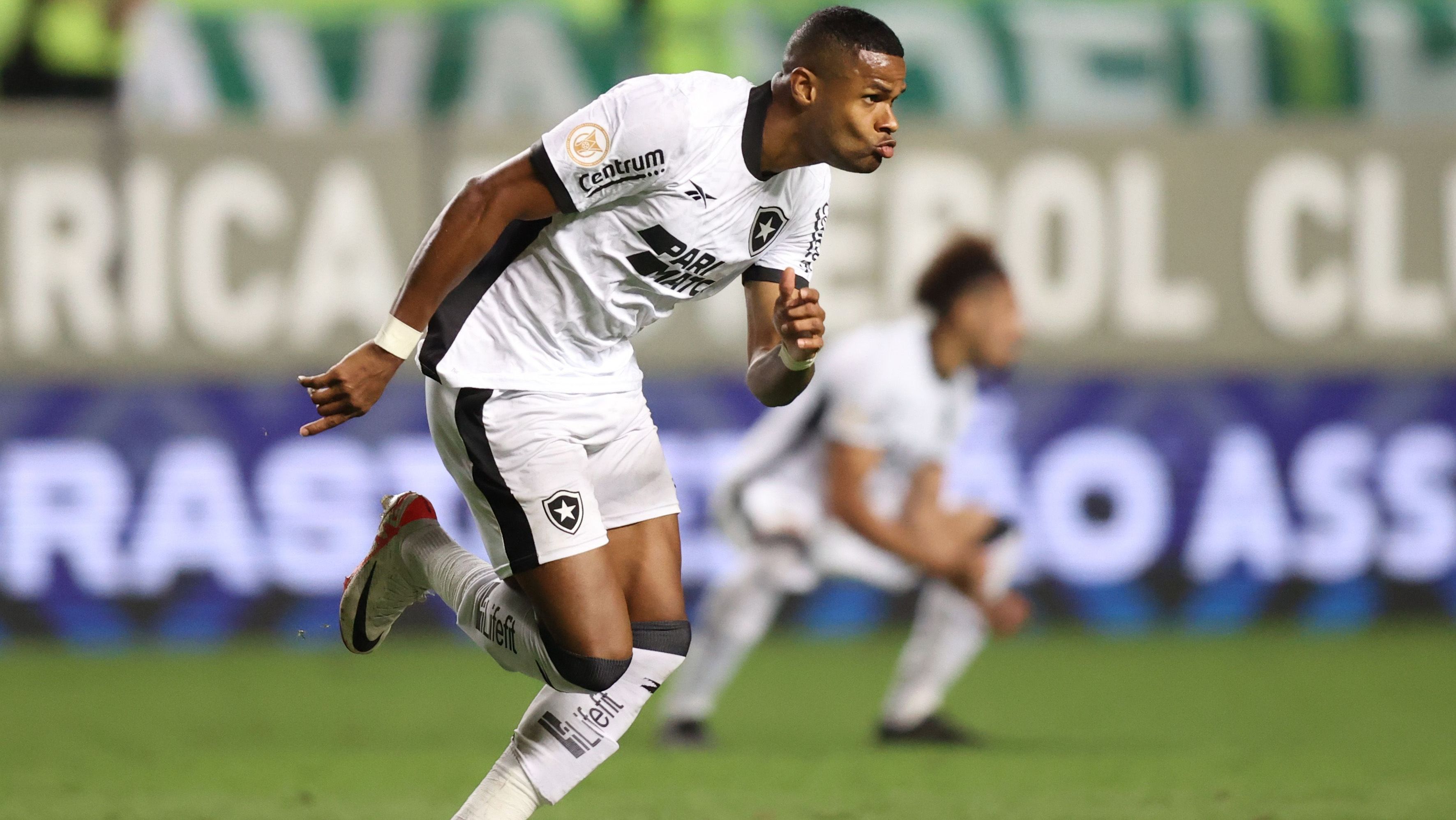 Júnior Santos comemora um dos gols que marcou contra o América-MG
