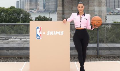 Kim Kardashian em anúncio de parceria entre SKIMS e NBA