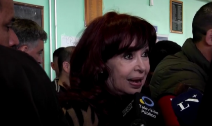 Ao votar, Cristina Kirchner diz que não foi ouvida por Alberto Fernández na tomada de decisões