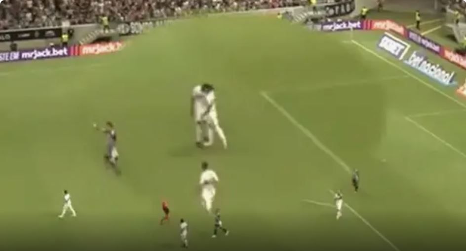 Diogo Oliveira agrediu Kuscevic com cabeçada durante o jogo com o Atlético