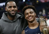 Basquete: LeBron James garante filho em quadra após parada cardíaca
