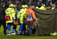 Jogo da liga holandesa é suspenso após goleiro ficar inconsciente em colisão