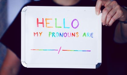 Cartaz com espaços para preenchimento de pronomes