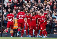 Salah faz dois, e Liverpool bate Everton em clássico pela Premier League